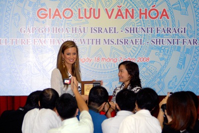 Hoa hậu Israel đến thăm làng trẻ mồ côi Birla - 1