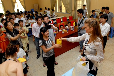 Hoa hậu Israel đến thăm làng trẻ mồ côi Birla - 4