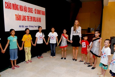 Hoa hậu Israel đến thăm làng trẻ mồ côi Birla - 6