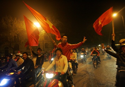 Chùm ảnh: Hà Nội ăn mừng đội tuyển vào chung kết AFF Cup - 12 Chùm ảnh: Hà Nội ăn mừng đội tuyển vào chung kết AFF Cup - 12