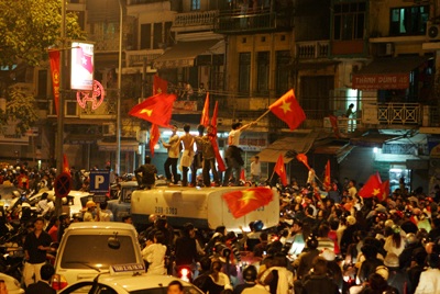 Chùm ảnh: Hà Nội ăn mừng đội tuyển vào chung kết AFF Cup - 13 Chùm ảnh: Hà Nội ăn mừng đội tuyển vào chung kết AFF Cup - 13