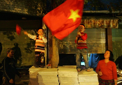 Chùm ảnh: Hà Nội ăn mừng đội tuyển vào chung kết AFF Cup - 17 Chùm ảnh: Hà Nội ăn mừng đội tuyển vào chung kết AFF Cup - 17
