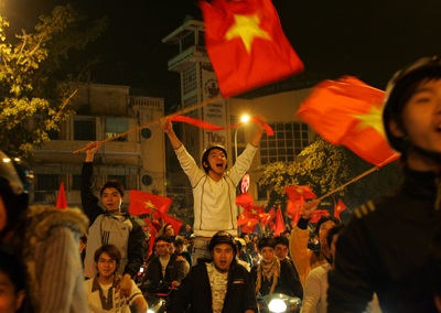Chùm ảnh: Hà Nội ăn mừng đội tuyển vào chung kết AFF Cup - 19 Chùm ảnh: Hà Nội ăn mừng đội tuyển vào chung kết AFF Cup - 19