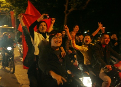 Chùm ảnh: Hà Nội ăn mừng đội tuyển vào chung kết AFF Cup - 4 Chùm ảnh: Hà Nội ăn mừng đội tuyển vào chung kết AFF Cup - 4