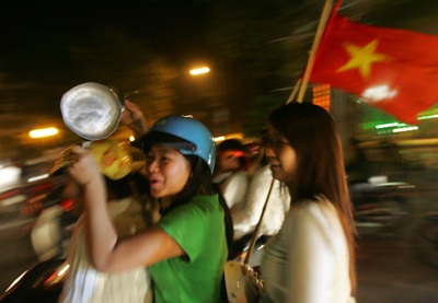 Chùm ảnh: Hà Nội ăn mừng đội tuyển vào chung kết AFF Cup - 6 Chùm ảnh: Hà Nội ăn mừng đội tuyển vào chung kết AFF Cup - 6