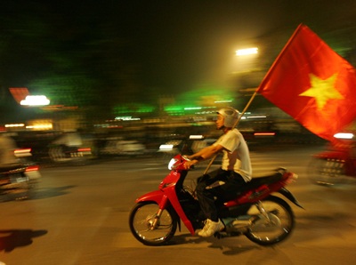 Chùm ảnh: Hà Nội ăn mừng đội tuyển vào chung kết AFF Cup - 7 Chùm ảnh: Hà Nội ăn mừng đội tuyển vào chung kết AFF Cup - 7