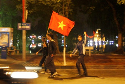 Chùm ảnh: Hà Nội ăn mừng đội tuyển vào chung kết AFF Cup - 8 Chùm ảnh: Hà Nội ăn mừng đội tuyển vào chung kết AFF Cup - 8