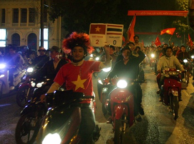 Chùm ảnh: Hà Nội ăn mừng đội tuyển vào chung kết AFF Cup - 20 Chùm ảnh: Hà Nội ăn mừng đội tuyển vào chung kết AFF Cup - 20