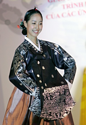 Buổi trình diễn Hanbok của các ứng cử viên hoa hậu Hàn Quốc 2008  - 4