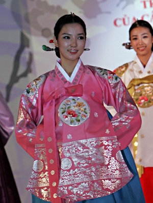 Buổi trình diễn Hanbok của các ứng cử viên hoa hậu Hàn Quốc 2008  - 1