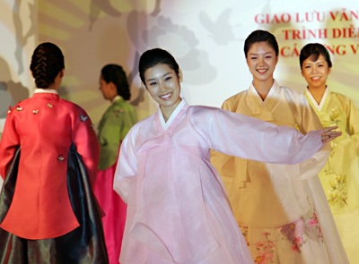 Buổi trình diễn Hanbok của các ứng cử viên hoa hậu Hàn Quốc 2008  - 9