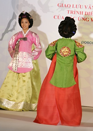 Buổi trình diễn Hanbok của các ứng cử viên hoa hậu Hàn Quốc 2008  - 8
