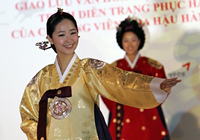 Buổi trình diễn Hanbok của các ứng cử viên hoa hậu Hàn Quốc 2008  - 7