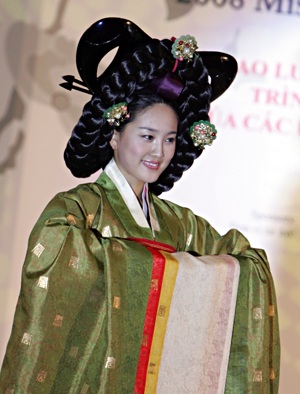 Buổi trình diễn Hanbok của các ứng cử viên hoa hậu Hàn Quốc 2008  - 6