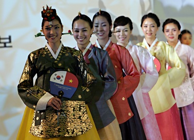 Buổi trình diễn Hanbok của các ứng cử viên hoa hậu Hàn Quốc 2008  - 5