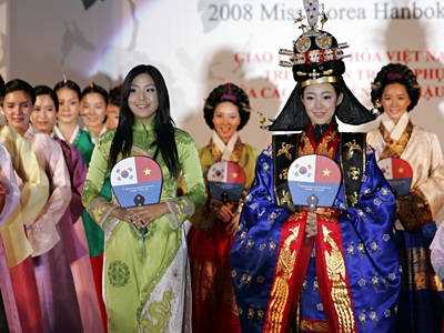 Buổi trình diễn Hanbok của các ứng cử viên hoa hậu Hàn Quốc 2008  - 11