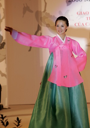 Buổi trình diễn Hanbok của các ứng cử viên hoa hậu Hàn Quốc 2008  - 10