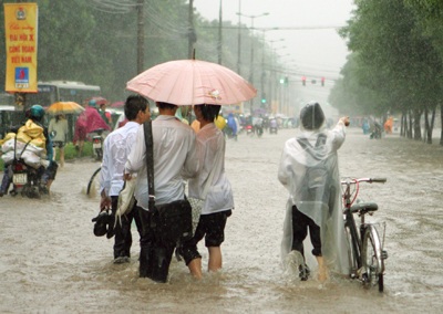 Chùm ảnh: Bì bõm giữa “biển nước” Hà Nội - 5 Chùm ảnh: Bì bõm giữa “biển nước” Hà Nội - 5