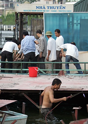 Chùm ảnh: “Chia tay” nhà nổi Hồ Tây - 4