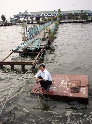 Chùm ảnh: “Chia tay” nhà nổi Hồ Tây - 7