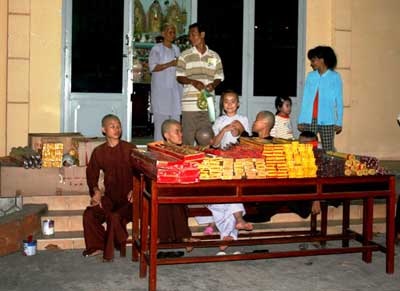 Chùm ảnh TPHCM đón thời khắc giao thời năm Kỷ Sửu - 15