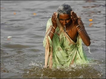 Kumbh Mela: chùm ảnh lễ hội linh thiêng trên sông Hằng - 3