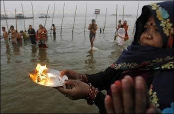 Kumbh Mela: chùm ảnh lễ hội linh thiêng trên sông Hằng - 4