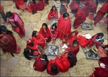 Kumbh Mela: chùm ảnh lễ hội linh thiêng trên sông Hằng - 7