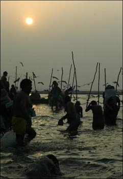 Kumbh Mela: chùm ảnh lễ hội linh thiêng trên sông Hằng - 1
