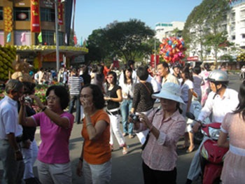 Sài Gòn ngập tràn sắc Xuân mùng 1 Tết - 4 Sài Gòn ngập tràn sắc Xuân mùng 1 Tết - 4