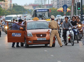 Taxi đâm cảnh sát giao thông trên đường Láng Hạ - 1