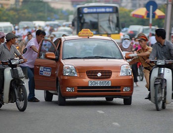 Taxi đâm cảnh sát giao thông trên đường Láng Hạ - 2
