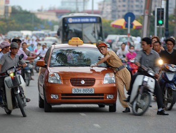 Taxi đâm cảnh sát giao thông trên đường Láng Hạ - 3