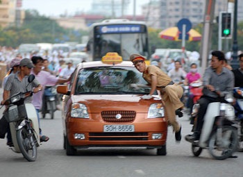Taxi đâm cảnh sát giao thông trên đường Láng Hạ - 4