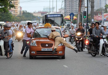 Taxi đâm cảnh sát giao thông trên đường Láng Hạ - 5