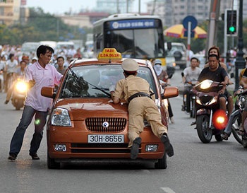 Taxi đâm cảnh sát giao thông trên đường Láng Hạ - 6