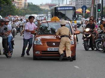 Taxi đâm cảnh sát giao thông trên đường Láng Hạ - 7