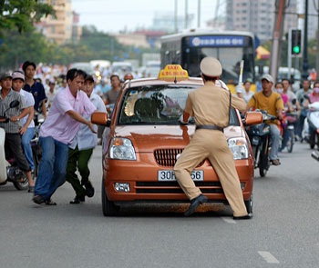 Taxi đâm cảnh sát giao thông trên đường Láng Hạ - 8