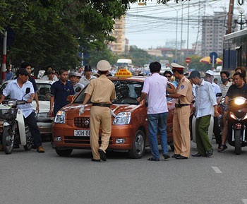 Taxi đâm cảnh sát giao thông trên đường Láng Hạ - 9