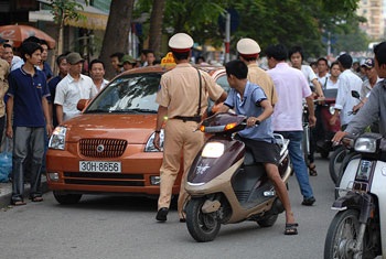 Taxi đâm cảnh sát giao thông trên đường Láng Hạ - 10