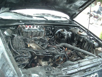 Thêm một vụ xe tự bốc cháy - 2