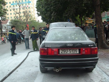 Thêm một vụ xe tự bốc cháy - 1