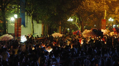 Hàng nghìn người dân đón xem “Đồng hồ đếm ngược” - 1