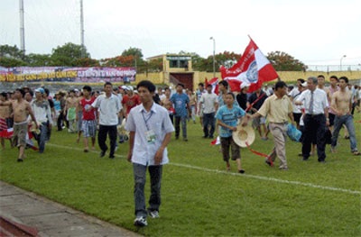 Ẩu đả kinh hoàng trên sân Vinh - 1 Ẩu đả kinh hoàng trên sân Vinh - 1