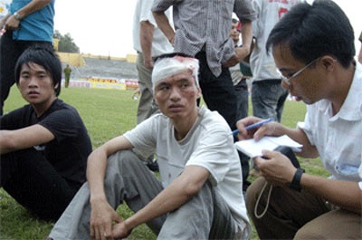 Ẩu đả kinh hoàng trên sân Vinh - 2 Ẩu đả kinh hoàng trên sân Vinh - 2