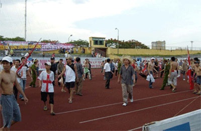 Ẩu đả kinh hoàng trên sân Vinh - 3 Ẩu đả kinh hoàng trên sân Vinh - 3