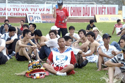 Ẩu đả kinh hoàng trên sân Vinh - 5 Ẩu đả kinh hoàng trên sân Vinh - 5