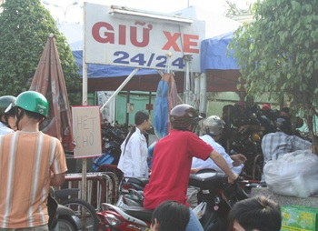 Đông nghẹt người về quê ăn tết muộn - 1