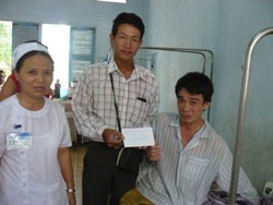 Trao tiền ủng hộ cho anh Huỳnh Tâm Duy, Trần Minh Trí - 2 Trao tiền ủng hộ cho anh Huỳnh Tâm Duy, Trần Minh Trí - 2