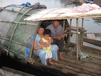 Chỉ mong sao con được chữa khỏi bệnh mù - 1